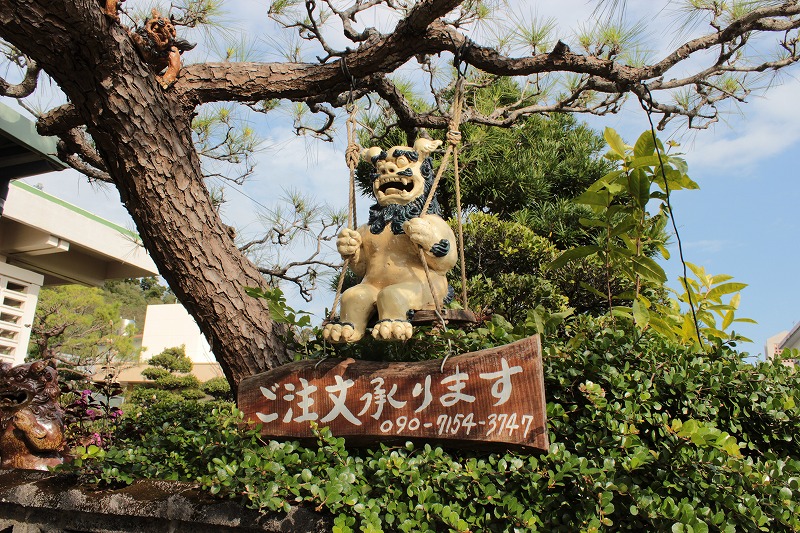 ブランコに乗ったシーサーがお出迎え